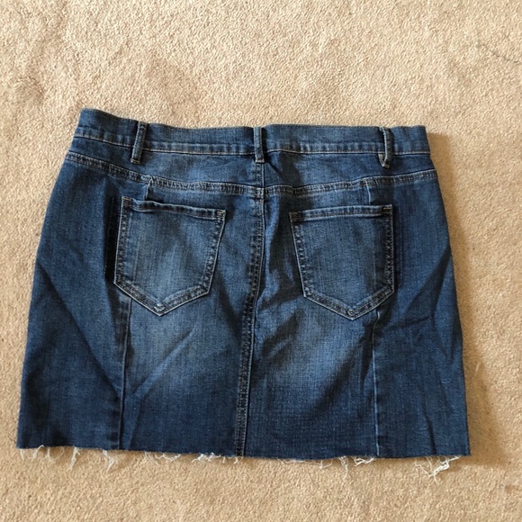 Denim maternity skirt from Pea in the pod - Picture 3 of 3